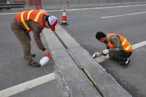 武汉新顺畅桥检车租赁公司对伸缩缝部位的防水是怎么处理的？