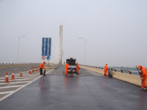 武汉新顺畅桥检车租赁公司桥面铺装防水的主要方法，专业桥梁防水施工简单