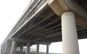 武汉新顺畅桥检车租赁公司简述桥梁裂缝的原因及两种碳纤维加固的方法